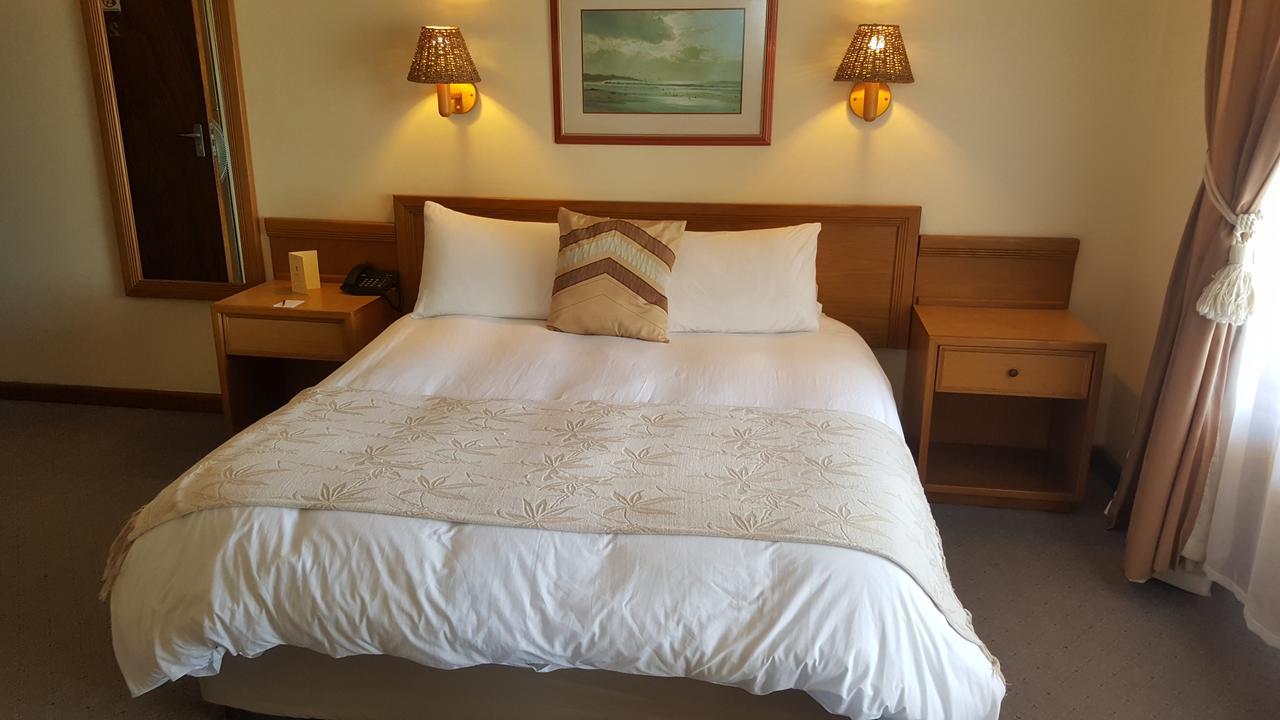 Lamberts Bay Hotel Ламбертс-Бей Экстерьер фото